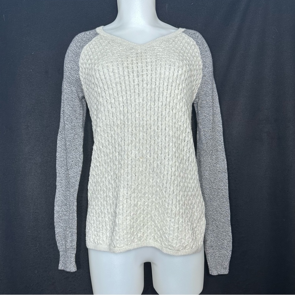 Banana Republic XS Gray and White V-neck Cable Knit Baseball Style Sweater